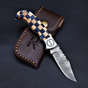 Cuchillo Plegable Artesanal UA Supplies de Acero de Damasco con Bloqueo Trasero, Grado Industrial, Mango de Madera Mosaico, Hoja Drop Point, Funda de Cuero 1 - Product Image 6