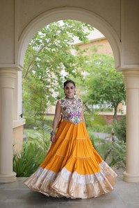 Lehenga Choli de créateur en rayonne pure, spécial Navratri, pour les fêtes, avec Chaniya Choli, Blouse, Dupatta, Sac à cordon et fermeture éclair - Product Image 4