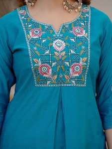 Conjunto de Kurti y Pantalón Bordados de Diseñador con Dupatta de Seda Maslin |   Moda Étnica Premium |   Proveedor de Exportación OEM - Product Image 6