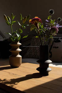 Vase de table noir avec surface en fer texturé pour arrangements floraux décoratifs dans le salon, le bureau ou la cuisine - Product Image 5