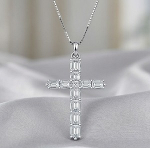 Colgante de Cruz con Diamante Corte Esmeralda en Platino PT950, Joyería Fina de 30mm para Mujer y Hombre, OEM - Product Image 3