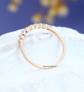 Anillo de Boda de Moissanita de 1.70mm con 8 Piedras, Corte Brillante Redondo Incoloro, Anillo Apilable con Engaste de Burbuja, Joyería - Product Image 4