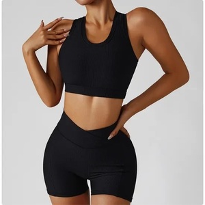 Nouvel ensemble de sport pour femme en polyester recyclé, composé d'un haut à col rond et d'un short taille haute en V, idéal pour le yoga en extérieur. - Product Image 1