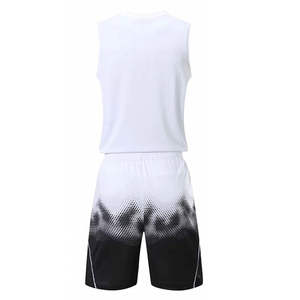 Uniforme de basketball pour homme sur mesure, respirant, 100% polyester, avec logo et numéros sublimés - Product Image 2