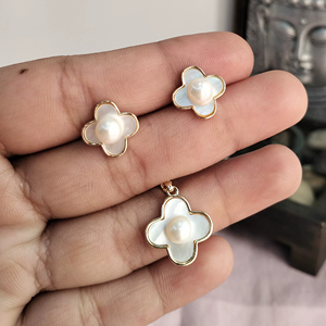 Conjunto de Colgante de Trébol con Perlas de Agua Dulce y Madreperla, Chapado en Oro, Venta al por Mayor - Product Image 1