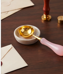 Cuillères à café dorées avec manche rose, cuillères doseuses, ustensiles modernes pour préparer le café, articles de cuisine et utilisation sur la table - Product Image 4