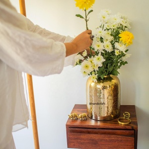 Jarrón de Metal dorado martillado personalizado elegante Vintage moderno decoración del hogar irrompible 1 pieza soporte de flores regalo vendedor privado - Product Image 2