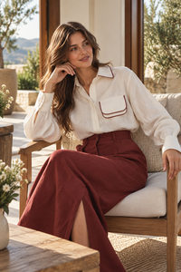 Fournisseur OEM professionnel - Ensemble 2 pièces décontracté d'été en lin/coton : Haut blanc uni à manches longues et jupe longue fendue marron ajustée - Product Image 6