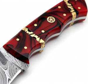 Couteau de camping à lame fixe en acier Damas artisanal avec manche en résine rouge tourbillonnante, entretoises en laiton et mosaïque - Product Image 4