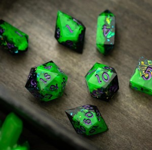 Juego de Dados de Resina Multicolor, Poliédricos, con Números, Hechos a Mano, Diseño Personalizado para Juegos de Mesa - Product Image 1