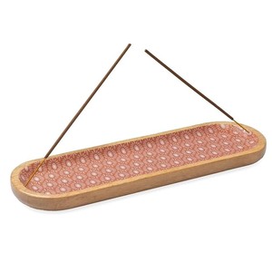 Hermosa bandeja de incienso de madera con grabados celestiales que sostiene dos varillas de incienso de forma segura en una configuración de cruz. - Product Image 5