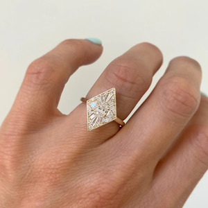 Anillo de Diamantes Cultivados en Laboratorio con Forma de Cometa en Oro Amarillo de 14K, Estilo Art Deco - Product Image 2