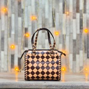 Bolso de Mano de Cuero con Diseño de Tablero de Ajedrez, Estilo Casual de Lujo, con Asa Superior y Cierre de Cremallera, Bolso Tipo Duffel Marrón Premium, Gran Capacidad, Ligero - Product Image 1