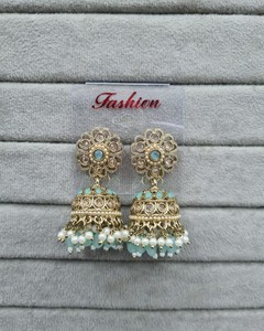 Boucles d'oreilles Jhumka plaquées or style Bollywood, perles traditionnelles indiennes, clous floraux, perles à pampilles, bijoux de mode pour femmes - Product Image 4