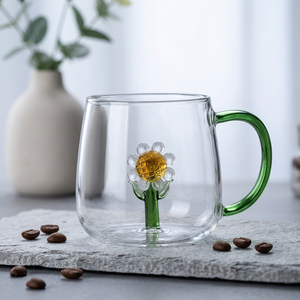 Vaso de Vidrio Transparente con Diseño de Margaritas y Asa Verde para Tiendas de Artículos para el Hogar, Minoristas de Artículos para el Hogar, Regalo Unisex - Product Image 1