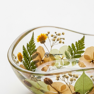 Bol en résine transparente de forme ondulée fait à la main avec des fleurs pressées jaunes et vertes, bol décoratif botanique pour servir - Product Image 3