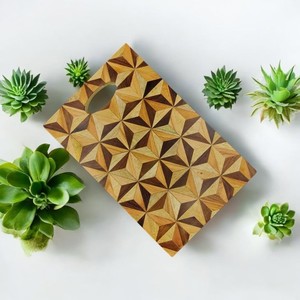 Planche à découper rectangulaire en bois avec poignée en chevron noir et blanc et accroche-corde, épaisseur 1,5 cm, compatible lave-vaisselle, facile à nettoyer - Product Image 4