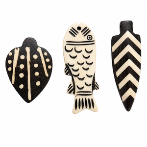 Colgantes de Hueso Tallados a Mano Surtidos, Amuletos Tribales Bohemios de Plumas, Peces y Flechas para la Fabricación de Joyas y Manualidades - Product Image 3