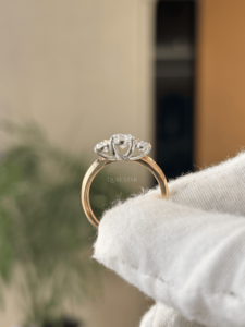 Anillo de compromiso clásico de oro de 18 quilates premium con tres diamantes ovalados cultivados en laboratorio de 2.962 CT para mujer, anillo de promesa de aniversario nupcial, talla US 6 - Product Image 2
