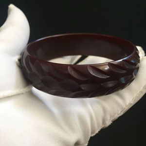 Bracelet en résine de haute qualité et design tendance, style vintage pour femmes, forme ronde lisse et grande taille - Product Image 1