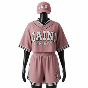 Ensemble short de baseball pour femme en tissu polyester lisse premium 180 gsm, rose poudré, avec bande latérale et logo brodé. Ensembles pour femmes. - Product Image 6