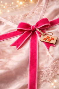 ริบบิ้นกำมะหยี่ทอหน้าเดียวขนาด 12 มม. จากนีลกามาล อินดัสทรีส์ ผลิตจากโพลีเอสเตอร์ 100% ทนต่อการหดตัว เนื้อนุ่ม หรูหรา สีพื้น สำหรับตกแต่ง - Product Image 3