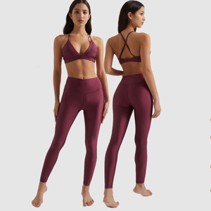 Nouvel ensemble de yoga pour femme : soutien-gorge imprimé respirant à bretelles réglables et col triangulaire perlé, et legging taille haute - Product Image 1