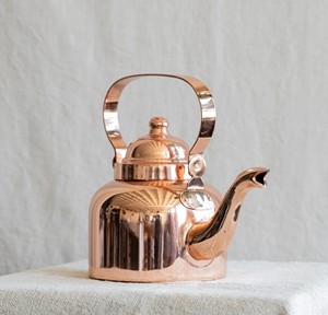 Théière en cuivre de luxe traditionnelle avec une belle becquetée courbée, une poignée décorative en cuivre, un couvercle assorti sécurisé, forme classique arrondie - Product Image 1