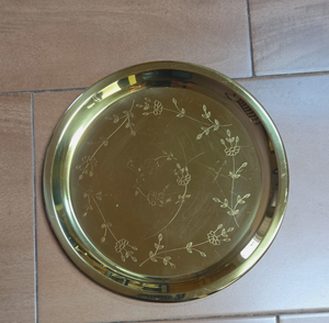 Plateau floral gravé Aurelia, plateau doré style vigne, assiette en laiton doré motif prairie, thali antique motif fleur gravé, thali motif solstice gravé - Product Image 1