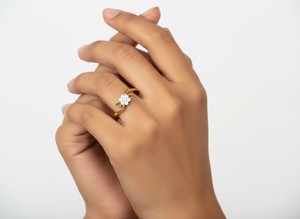 แหวนเพชรเม็ดเดี่ยวทรงดอกไม้ ทอง 14K ทำมือ ประดับเพชร VVS1 ที่เพาะเลี้ยงในห้องปฏิบัติการ ดีไซน์เรียบหรูแบบมินิมอล ตัวเรือนแบบหนามเตย เหมาะสำหรับเป็นแหวนหมั้น - Product Image 2
