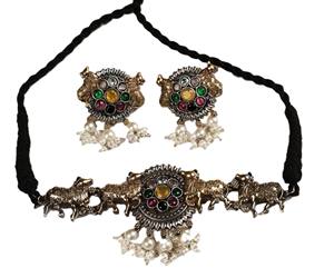 ชุดสร้อยคอเจ้าสาวลายวัวสีเงินและสีทองแบบสองสี ประดับด้วยหินหลากสีและมุกทรงหยดน้ำ เครื่องประดับงานแต่งงานแบบดั้งเดิม - Product Image 1