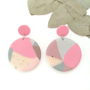 Boucles d'oreilles en résine légères, fabriquées à la main avec un polissage lisse, design tendance, qualité durable, accessoire de bijoux en cristal à la mode - Product Image 4