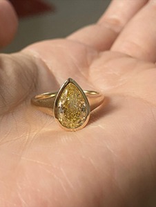 Anillo de Compromiso con Diamante Amarillo en Forma de Pera, Diamante Cultivado en Laboratorio, Bisel Vermeil en Oro Amarillo de 14K, Anillo de Diamantes para Mujer - Product Image 3