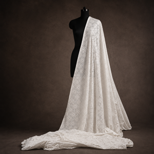 Tissu brodé de qualité supérieure conçu pour la mode moderne et les collections de vêtements élégants. Ce tissu présente de belles qualités. - Product Image 1