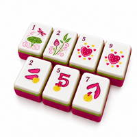 Jeu de tuiles de mahjong en acrylique magenta en forme de cœur avec motifs décoratifs sur le devant et dos colorés pour jeux de société et tables de mahjong de club