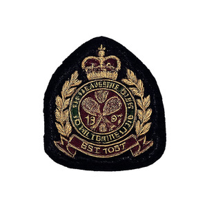 Insignias Bordadas de Lujo Hechas a Mano con Forma de Escudo para Coser al por Mayor |   Bolsos Multiusos de Tamaño Personalizado con Bordado de Cuentas de Primera Calidad - Product Image 1