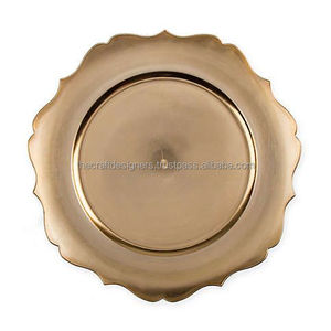Grande assiette décorative en métal pour banquet de mariage, ajoutant une touche d'élégance à l'arrangement de la table de réception. - Product Image 1