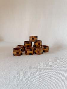 Anillo de servilleta artesanal de madera original, ideal para mesas de estilo vintage y presentaciones cálidas. - Product Image 2