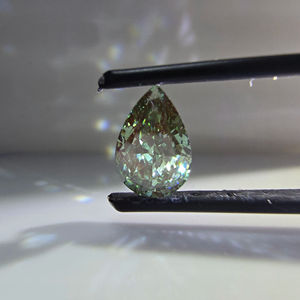 Diamant de laboratoire cultivé en forme de poire, vert bleuâtre vif fantaisie, 2 carats, taille brillant modifiée, VS1, certifié IGI, non monté - Product Image 1