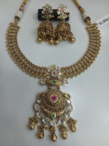 Conjunto de collar tradicional indio chapado en oro antiguo con pendientes Jhumka - Product Image 2