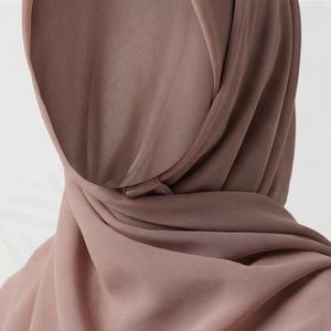 ผ้าคลุมฮิญาบชีฟองลูกไม้ยาวแบบใหม่สำหรับฤดูร้อน ประดับมุก สำหรับผู้หญิง เนื้อผ้านุ่ม ระบายอากาศได้ดี คุณภาพพรีเมียม สวยสง่า มีสไตล์ สีสันปรับแต่งได้ - Product Image 4