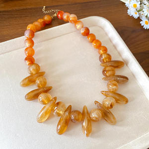 Elegante Collar de Cuentas de Resina, Diseño Ligero y Cómodo, Cuentas Vibrantes, Perfecto para Mujeres que Aman la Moda Contemporánea - Product Image 4