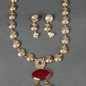 Conjunto de Collar Largo y Pendientes de Latón Oxidado Chapado en Oro Antiguo con Motivo de Amantes, Piedra Roja Bohemia y Cristal, para Compromiso de Mujer - Product Image 5