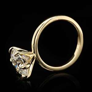 Anillo de Diamante Solitario en Oro Amarillo de 14K, Corte Cojín, Joyería de Compromiso Nupcial - Product Image 1
