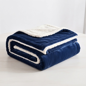 Couverture Sherpa unie bleu marine en polaire et flanelle, couverture tricotée personnalisée pour la maison et les voyages - Product Image 1