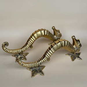 Un Par de Tiradores de Puerta de Latón Macizo con Diseño de Caballito de Mar, Acabado en Latón Antiguo y Color Oro Antiguo, Diseño Superior - Product Image 1