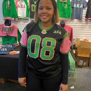 Camiseta Deportiva Negra AKA para Mujer, con Letras Griegas Bordadas, Tejido Transpirable de Primera Calidad, Cuello Redondo - Product Image 3