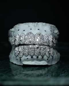 Joyería Fina Hip Hop: Set de Grillz para Luna de Miel con Diamantes, Grillz para Dientes Personalizados con Moissanita VVS y Piedra Central Grande - Product Image 4