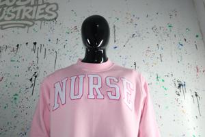 Sudadera NURSE PINK con cuello alto, 100% BLANCA, con apliques bordados, cuello ancho, hilos finos - Product Image 3
