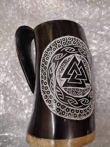 Mug en corne de buffle Viking artisanal et durable avec gravure de loup, tasse à boire médiévale en corne avec poignée pour la décoration de la maison - Product Image 1